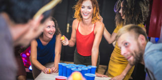 Junge Leute spielen Bier-Pong Foto (c)ViewApart