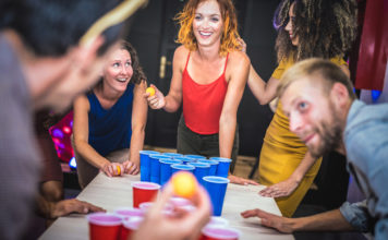 Junge Leute spielen Bier-Pong Foto (c)ViewApart