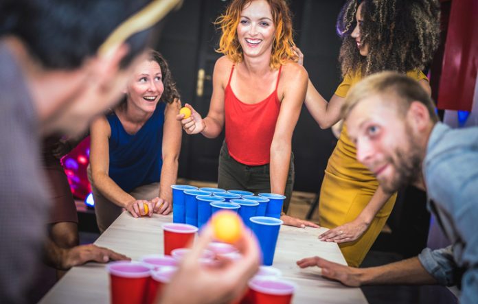 Junge Leute spielen Bier-Pong Foto (c)ViewApart