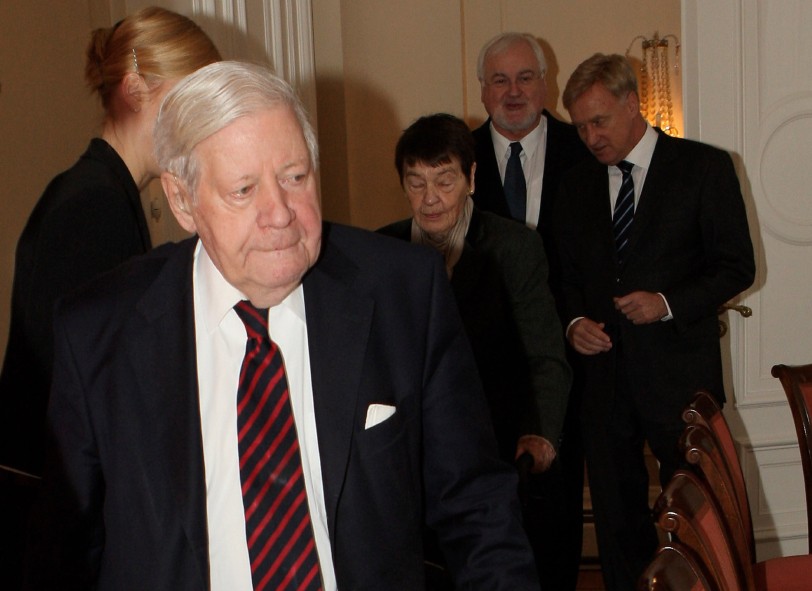 HAMBURG Helmut Schmidt an seinem 90. Senat Hamburg Foto: Joern Pollex/Getty Images