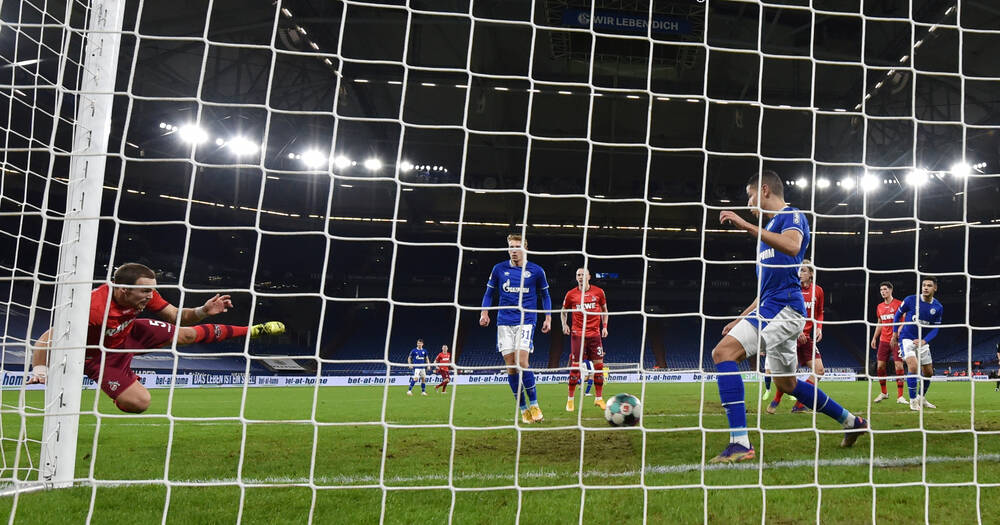 1. BUNDESLIGA FC SCHALKE 04 - 1. FC KOELN Rafael Czichos (1.FC Koeln), li., erzielt das Tor zum 0:1 20.01.2021, Fussball GER, Saison 2020 2021, 1. Bundesliga, 17. Spieltag, FC Schalke 04 - 1. FC Köln 1:2, Foto: Maik Hölter/TEAM2sportphoto/Pool