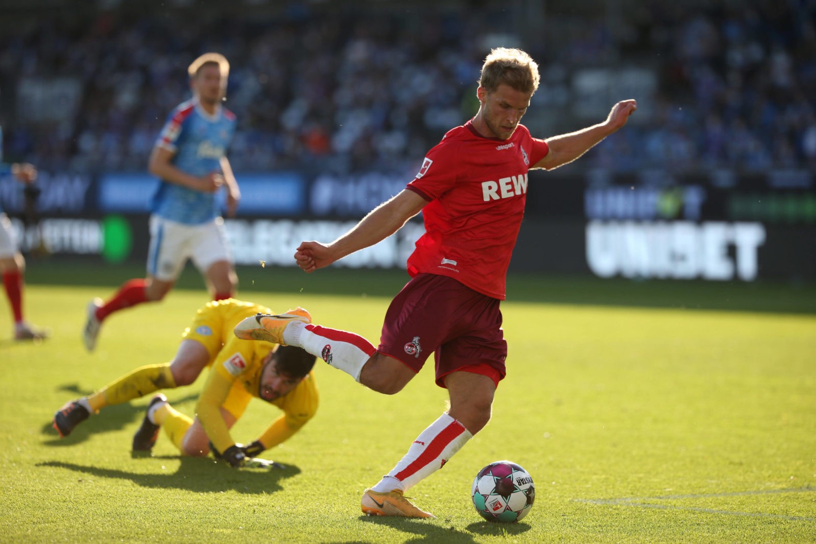 29.05.2021, Fussball Relegation 2020/2021, Rückspiel, Holstein Kiel - 1. FC Köln, im Holstein-Stadion Kiel. v.re: Sebastian Andersson Köln gegen Torwart Ioannis Gelios Holstein Kiel Foto(c) IMAGO / MIS