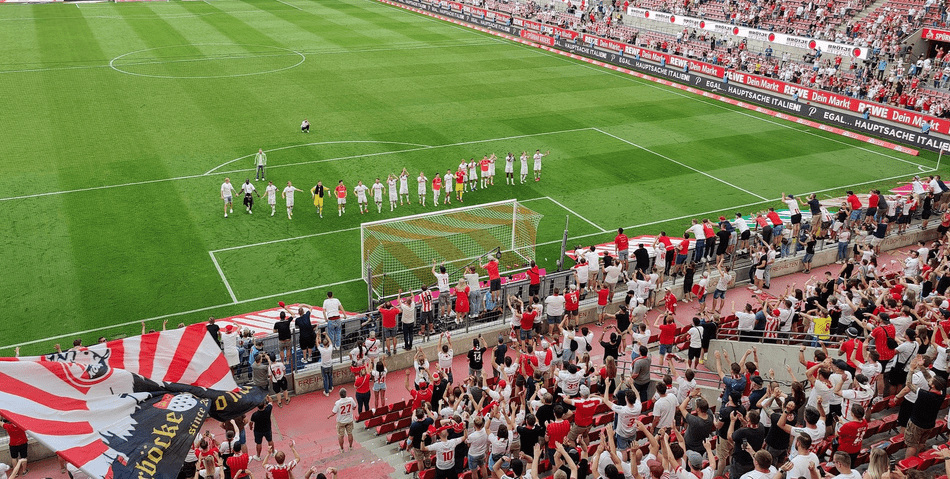 Foto @schoti75 War das geil? Oder war das geil?! Hatte noch nie soviel Gänsehaut wie heute! Danke an die Mannschaft, danke an den Trainer! Und vielen Dank an meinen Sitznachbarn heute, dem @2smart4u ! Es war mir ein Fest!