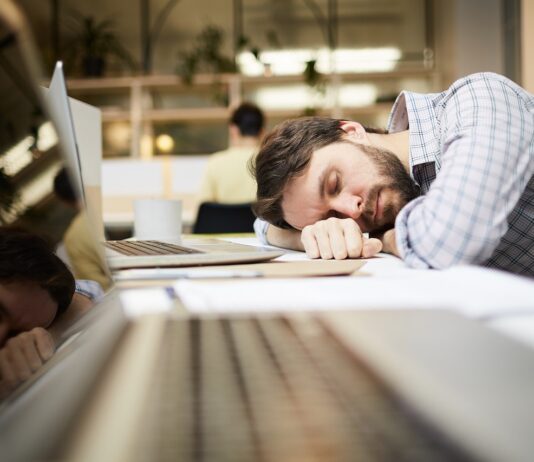 Wer seinen Job zum Gähnen langweilig findet und sich unmotiviert zur Arbeit schleppt, der ist öfter krank, wechselt häufiger die Stelle und bringt keine gute Leistung. Mit dem perfekten Match aus Persönlichkeit und Job lässt sich das verhindern.