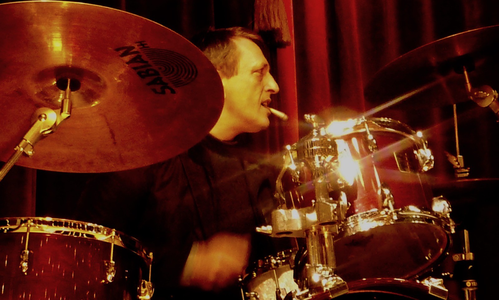 Jazzie am Drumset