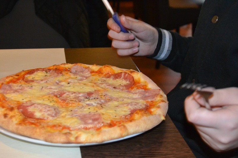 Die leckere Pizza für den Junior auf dem Tisch