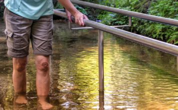 Wassertreten im Rahmen der Kneipp-Therapie. pixabay.com © silviarita (CCO Creative Commons)